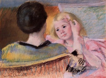  kind - Mutter Combing Saras Haar no Mütter Kinder Mary Cassatt